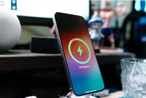 平和苹果15换屏服务分享用什么充电器给iPhone15充电更好 